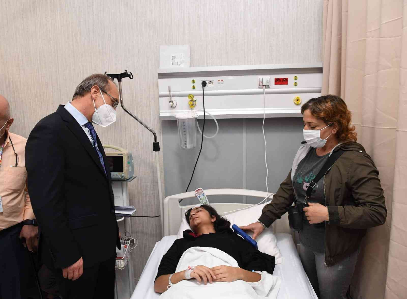 Vali Yavuz, feci kazada yaralanan öğrencileri hastanede ziyaret etti #kocaeli