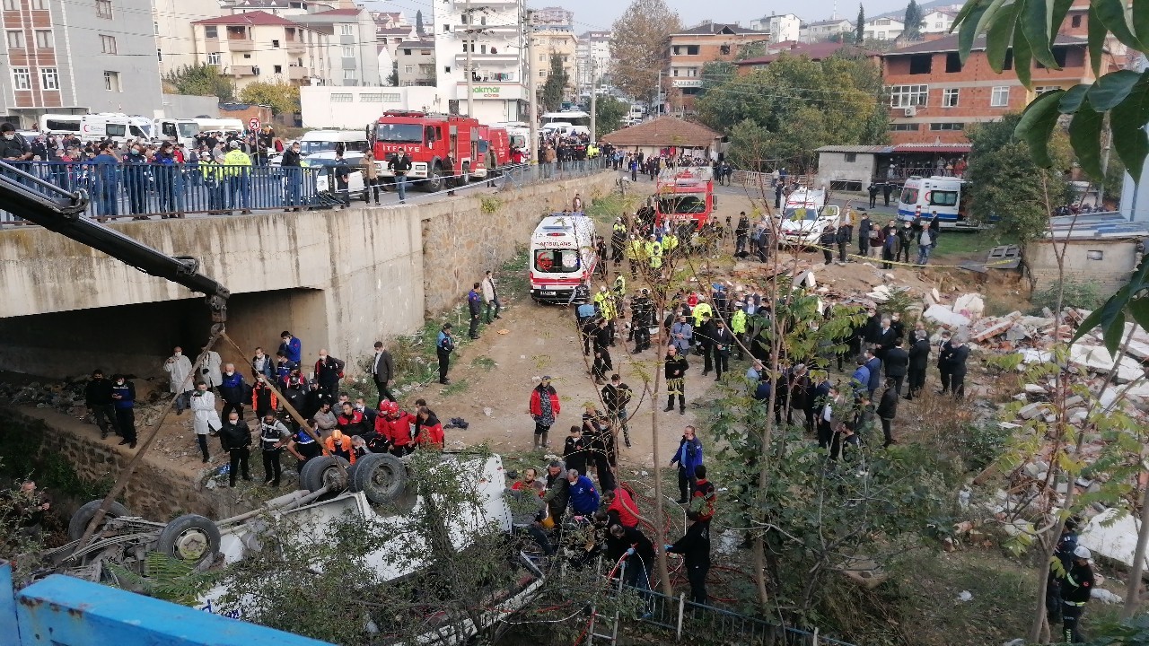 Öğrenci servisi kazasından acı haber: 2 ölü, 20 yaralı #kocaeli
