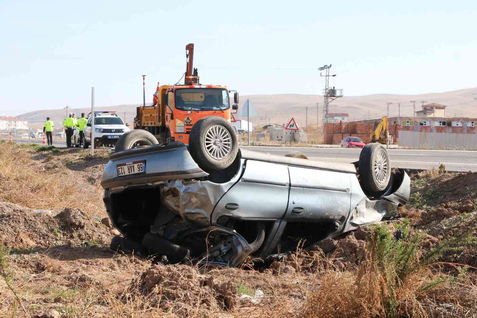 Yozgat’ta trafik levhasına çarpan araç sürücüsü yaralandı