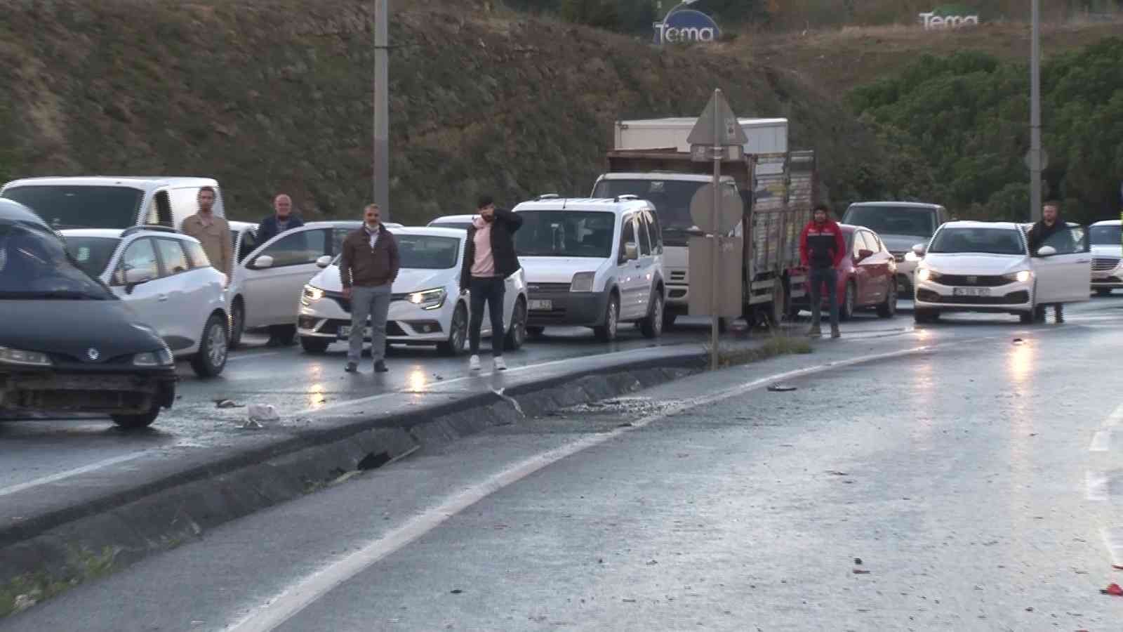 Kaza yapan araçlarının başında saygı duruşunda bulundular #istanbul