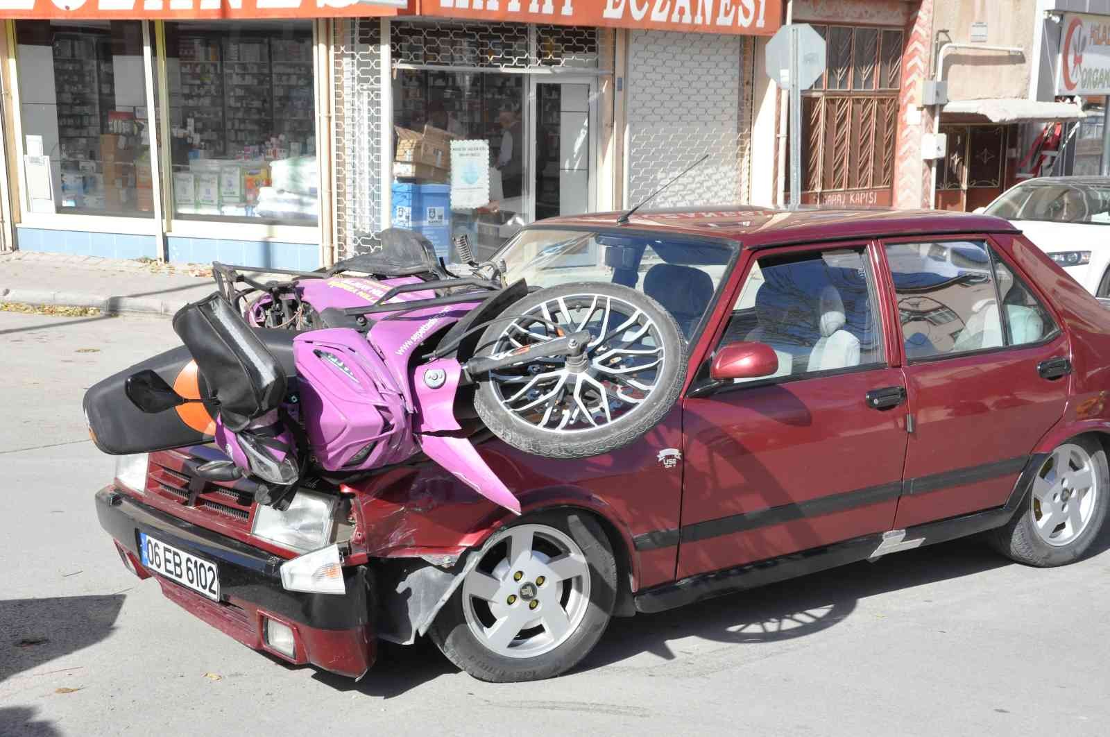 Karaman’da kaza yapan motosiklet otomobilin kaportasında kaldı #karaman