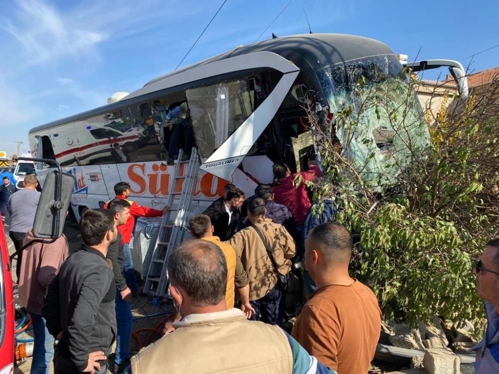 Kayseri’de yolcu otobüsü ile kamyonetin çarpıştığı kazada ölü sayısı 2’ye yükseldi