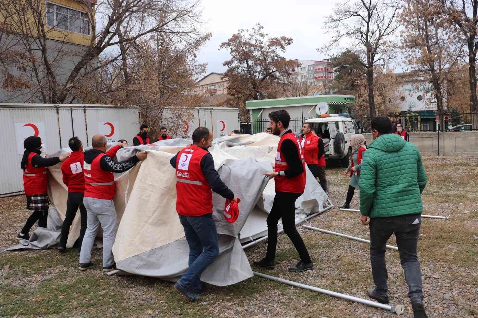 Kızılay personeli ve gönüllülerine çadır kurulumu eğitimi verildi #agri