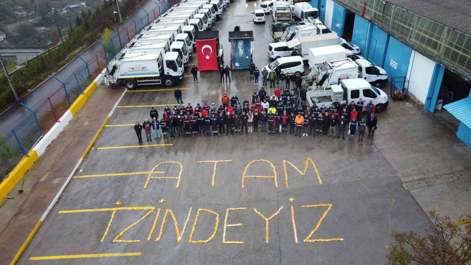 Temizlik işçileri eldivenleriyle yazdı: Atam izindeyiz #kocaeli