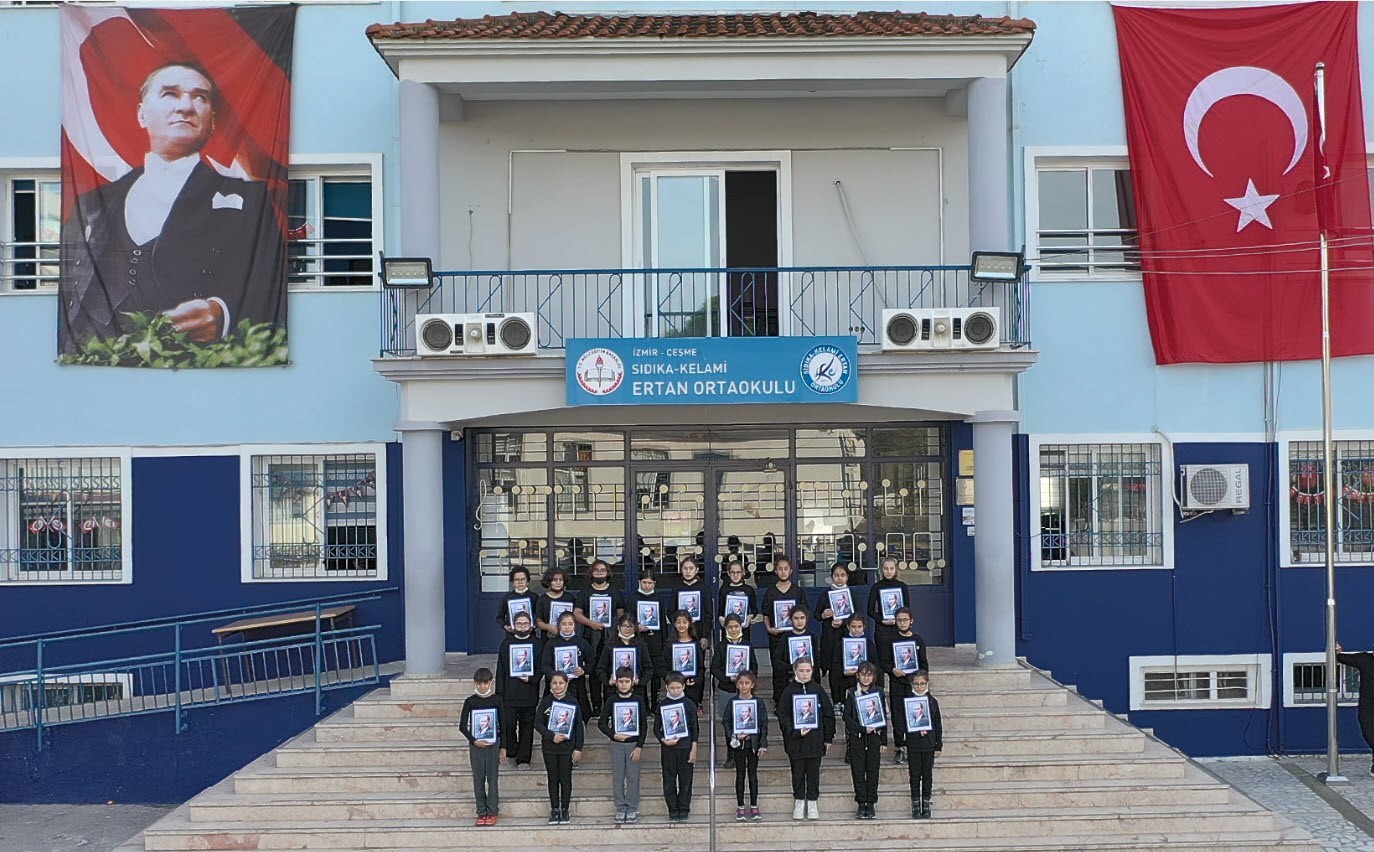 Çeşmeli 515 öğrenciden Atatürk imzalı koreografi #izmir