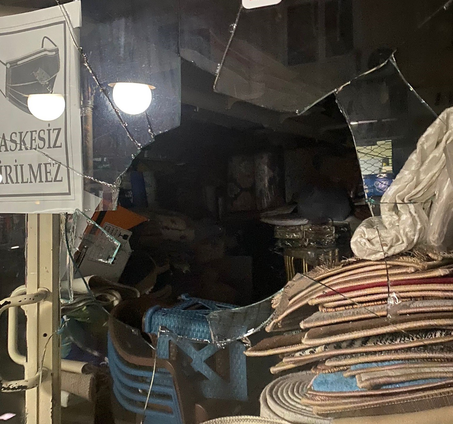 Çıkan kavgada iş yerinin camı kırıldı #corum
