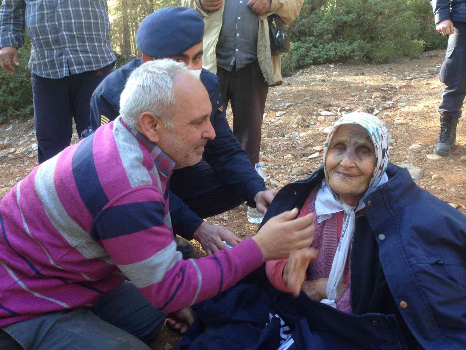 100 saattir dağ taş aranan yaşlı kadını İHA muhabiri buldu #denizli