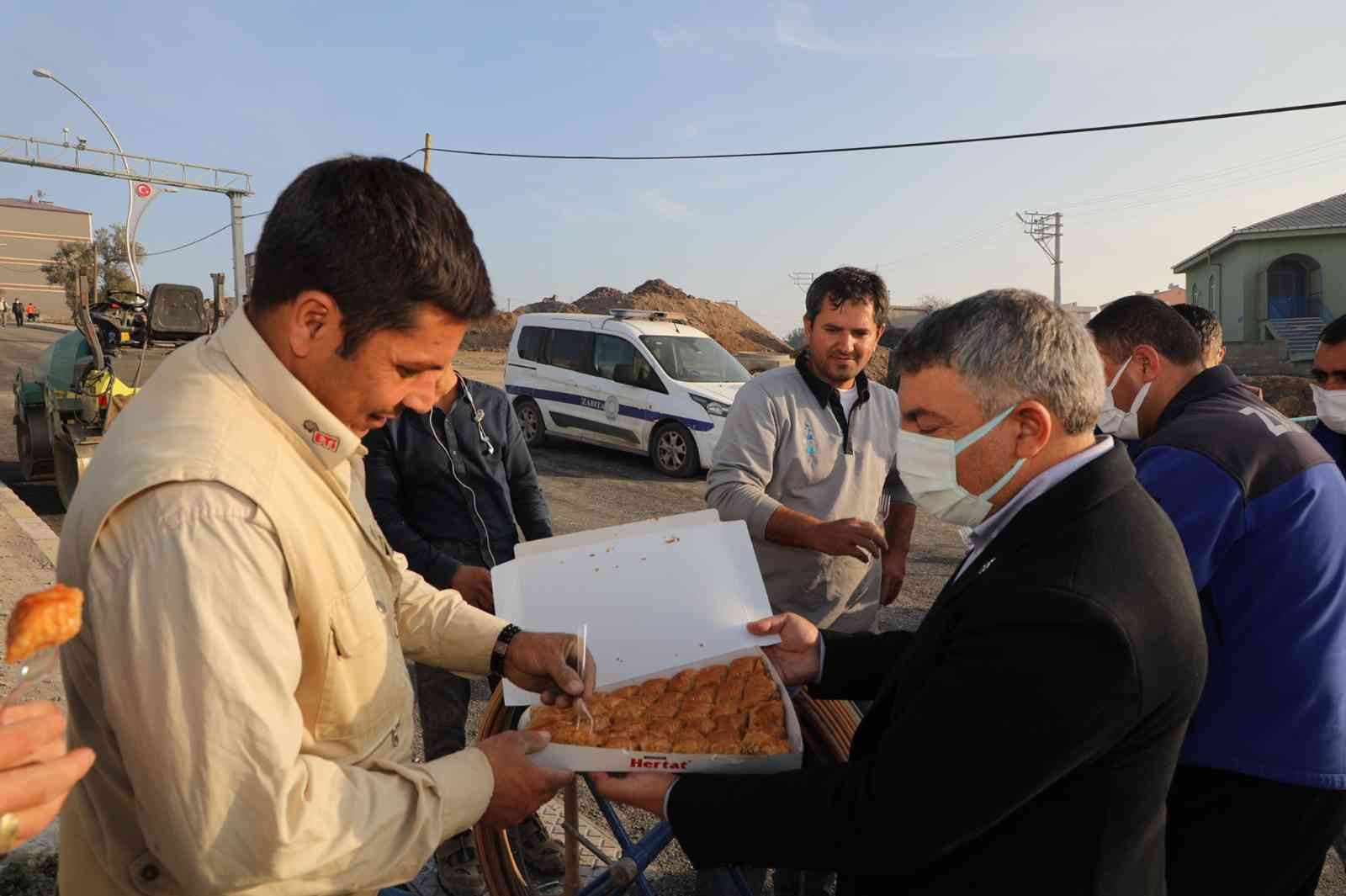 Başkan Şayir’den sahada çalışan personellere tatlı ikramı #kocaeli