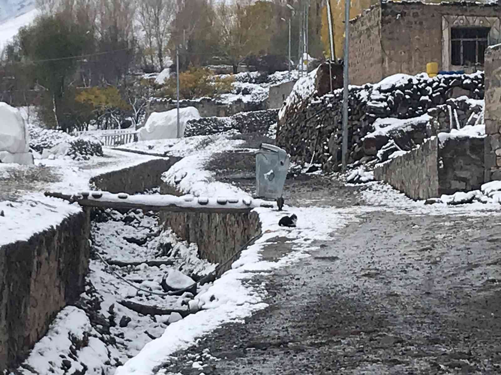 Iğdır’da kar ve tipi nedeniyle 2 köy yolu kapandı #igdir