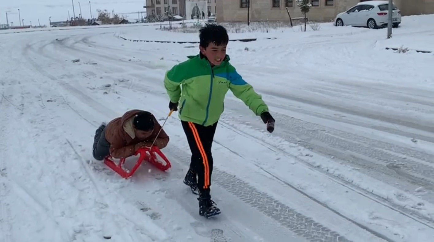 Kars’ta kızağını kapan çocuklar kaymaya koştu #kars