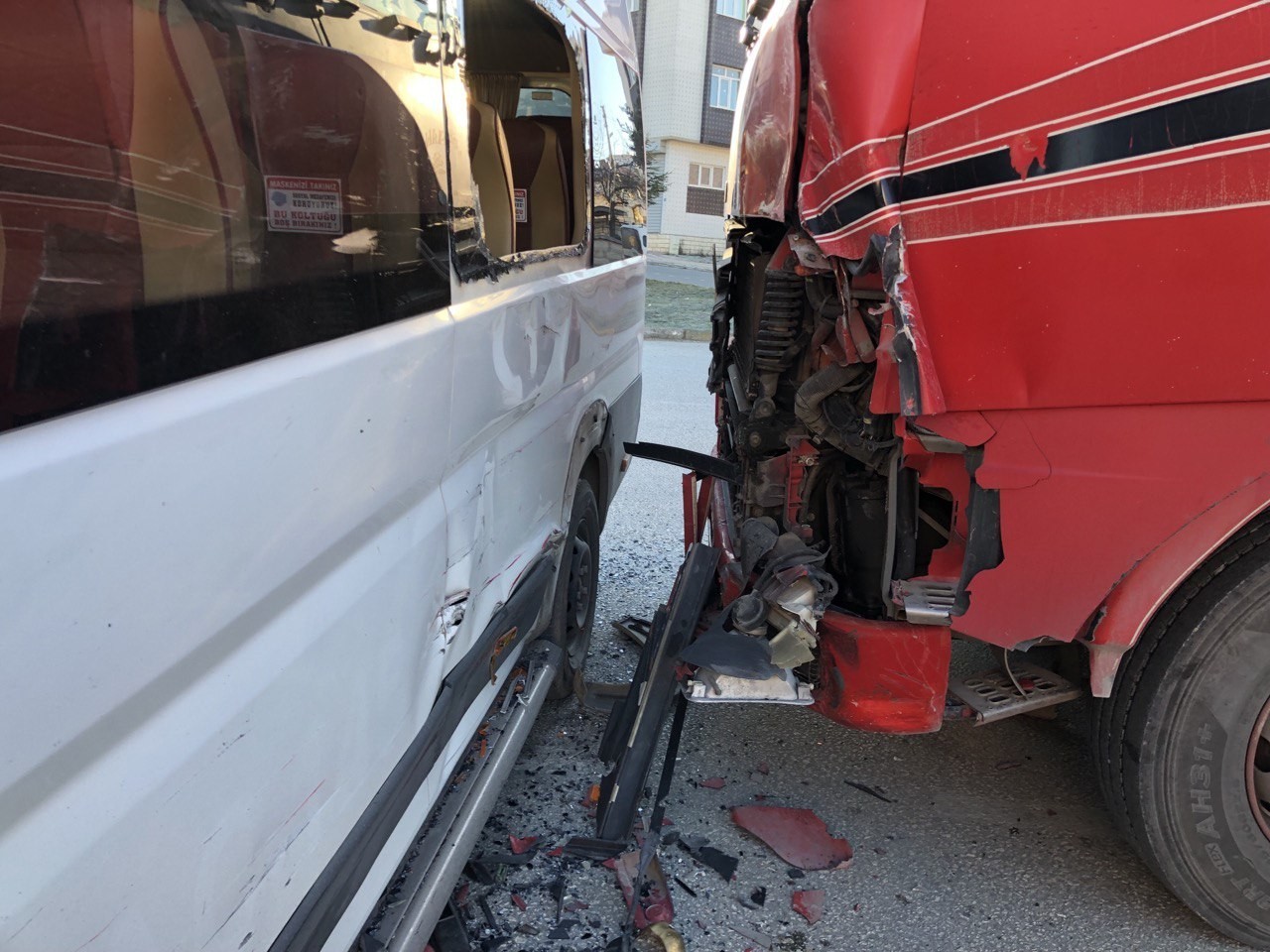 Öğrenci servisi ile tır çarpıştı: 2 yaralı #kastamonu