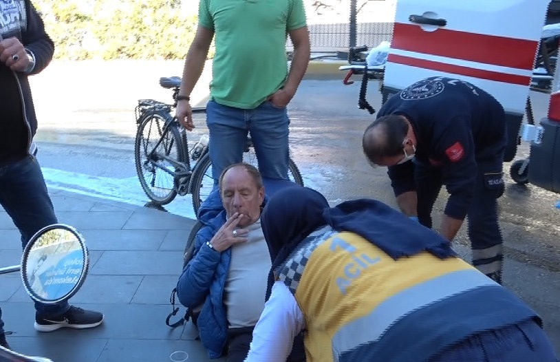 Motosikletten düşerek yaralanan Alman turist yattığı yerden purosunu içmeye devam etti #antalya