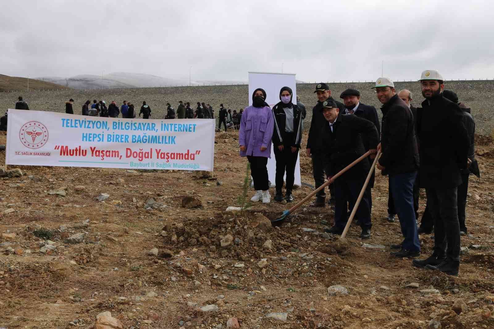 Bayburt’ta Tableti, Telefonu Bırak Doğaya Can Kat temasıyla fidan dikildi