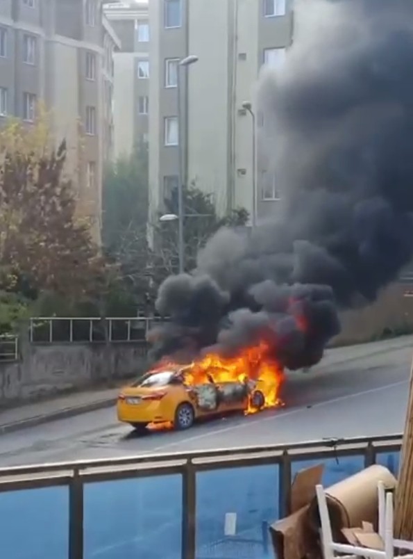 Esenyurt’ta seyir halindeki ticari taksi yandı #istanbul