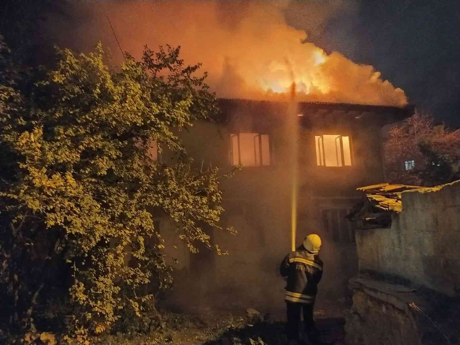 Son 2 yılda kimsenin oturmadığı iki katlı ev yandı #kastamonu