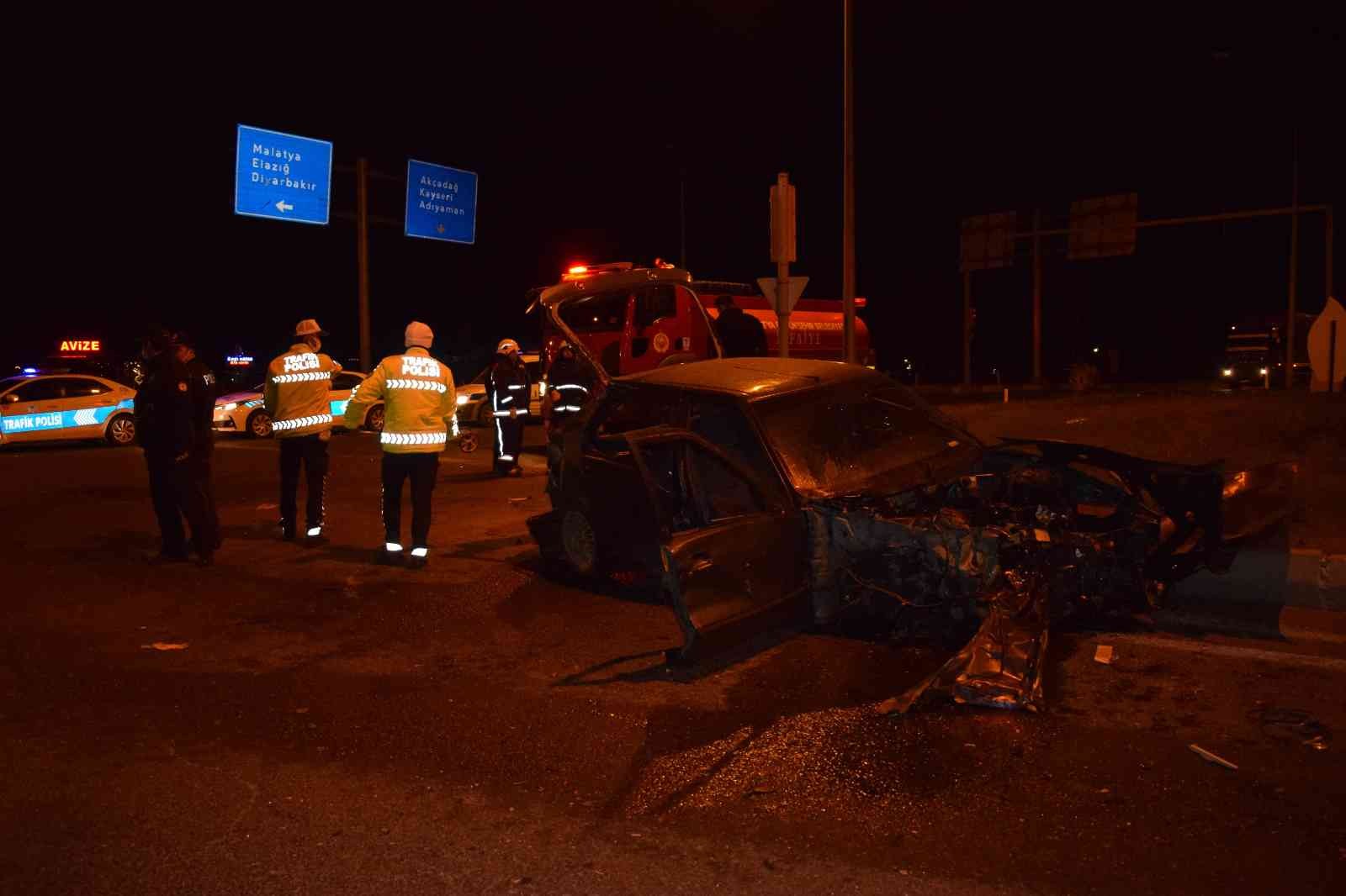 Tırın biçtiği aracın sürücüsü kurtarılamadı #malatya