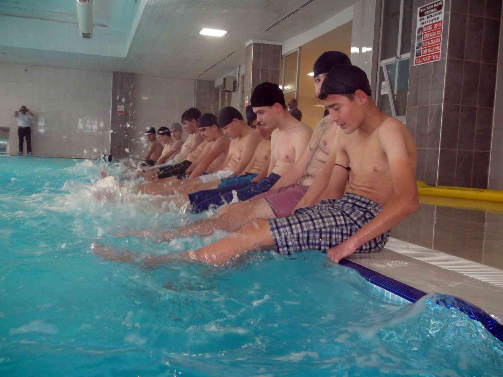 Saraykent’te bin 580 öğrenci yüzme öğreniyor