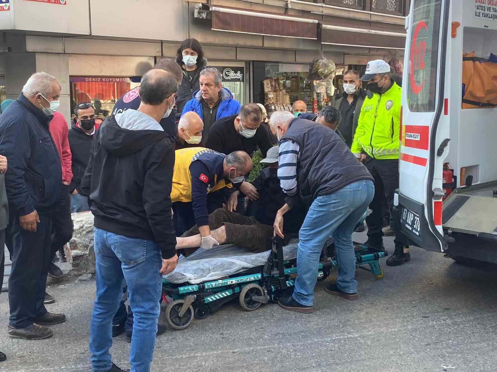 Yaşlı adam iki aracın arasında sıkışınca hastanelik oldu #zonguldak