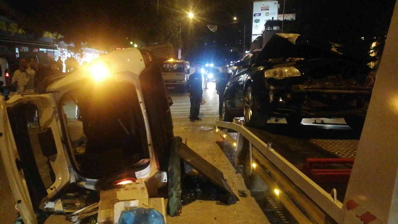 Otomobil ile hafif ticari araç çarpıştı: 3 yaralı #adana