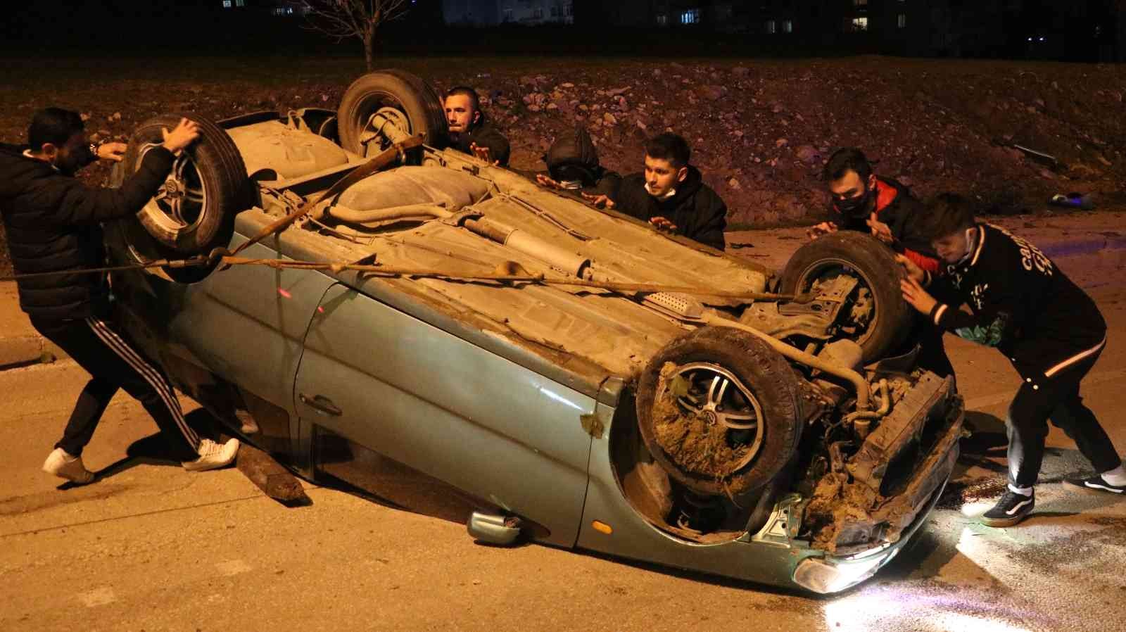 Edirne’de kaza yapan otomobil yolun ortasında ters döndü: 2 yaralı #edirne