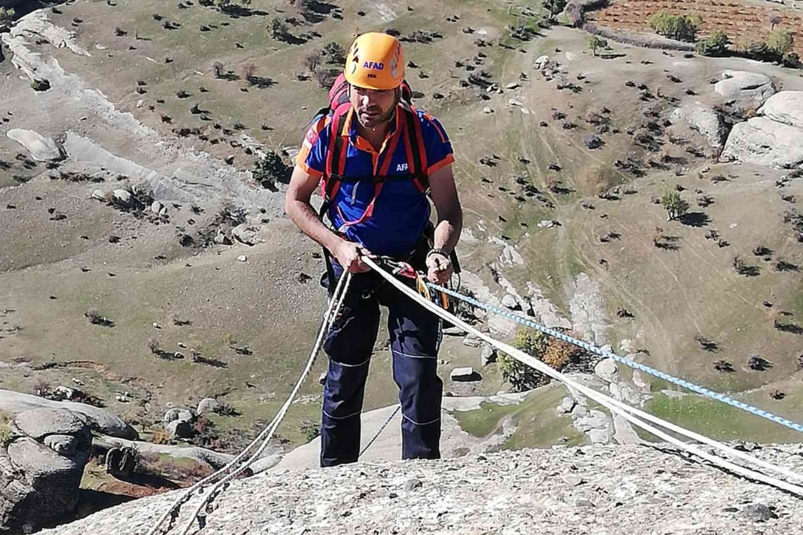 Uçuruma çıkan kayalıklarda 4 saatlik keçi kurtarma operasyonu #diyarbakir
