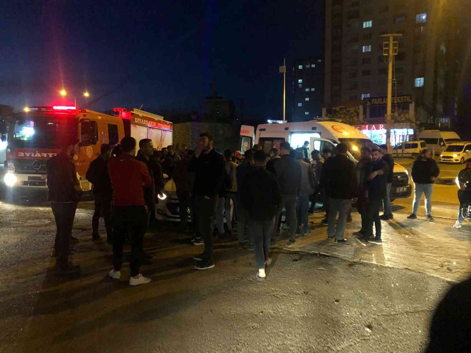 Diyarbakır’da otomobil ile kamyonet çarpıştı: 3 yaralı