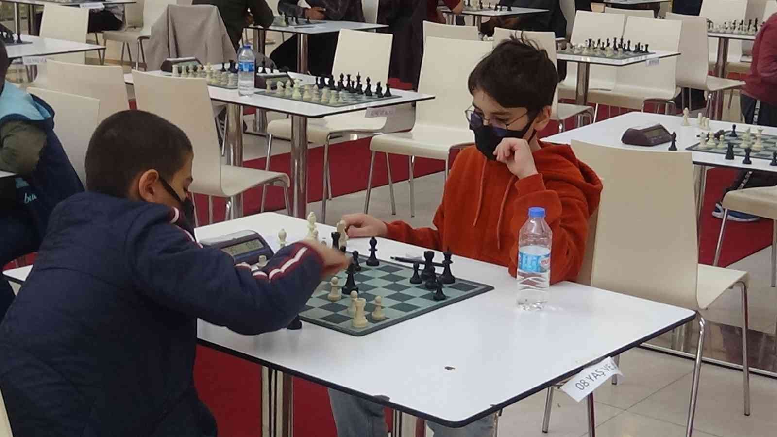 7’den 70’e Ceylan Karavil AVM’de yapılan satranç turnuvasında buluştu #diyarbakir