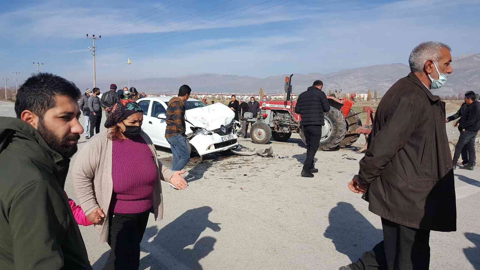 Otomobille traktör çarpıştı: 5 yaralı #erzincan