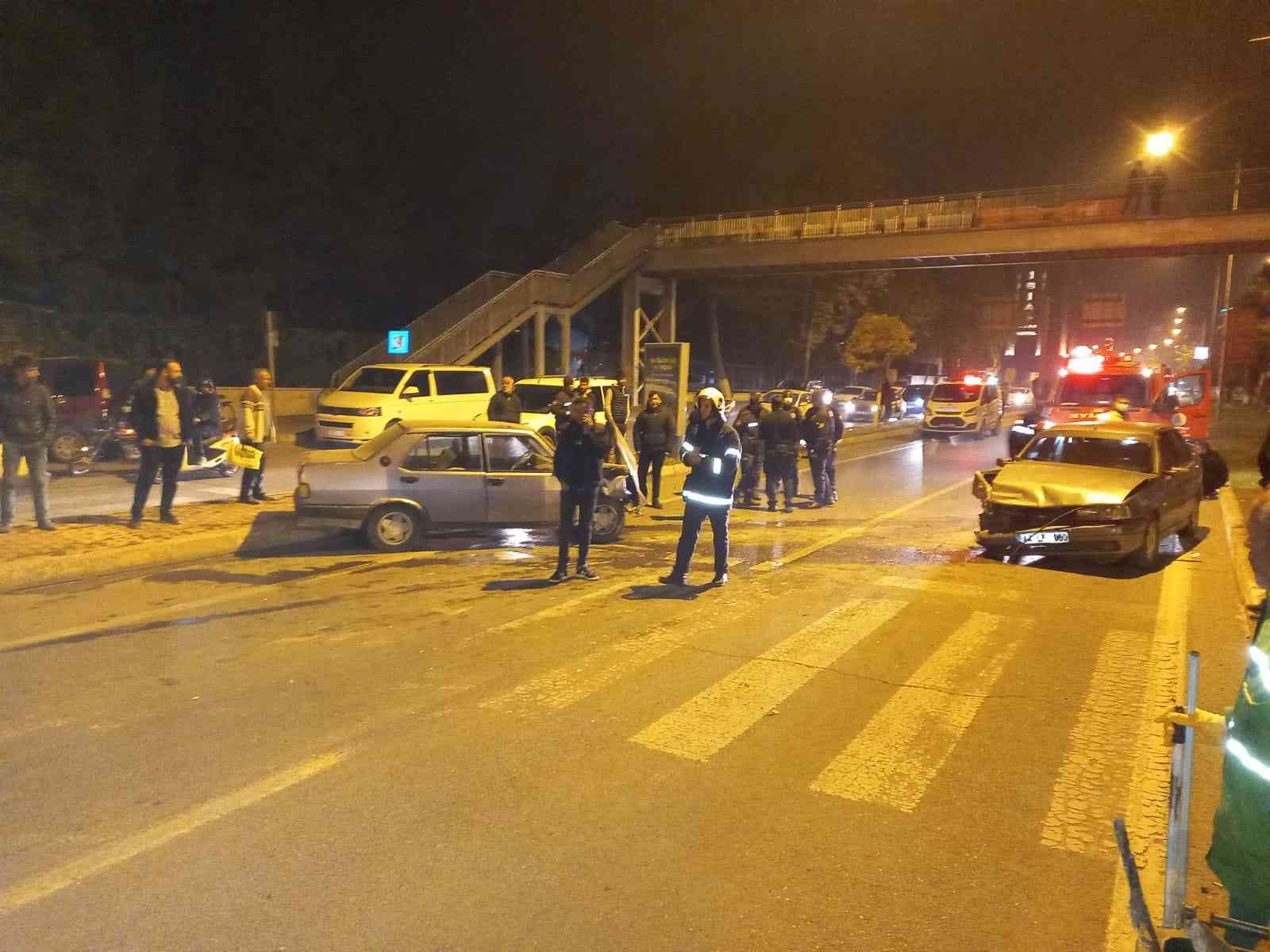 Üç otomobil çarpıştı: 3 yaralı #adiyaman
