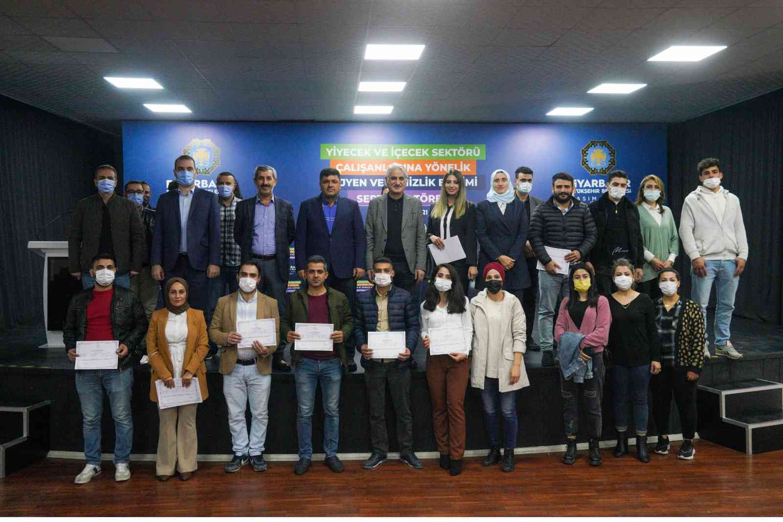 Diyarbakır’da hijyen ve temizlik kursunu tamamlayanlar sertifikalarını aldı #diyarbakir