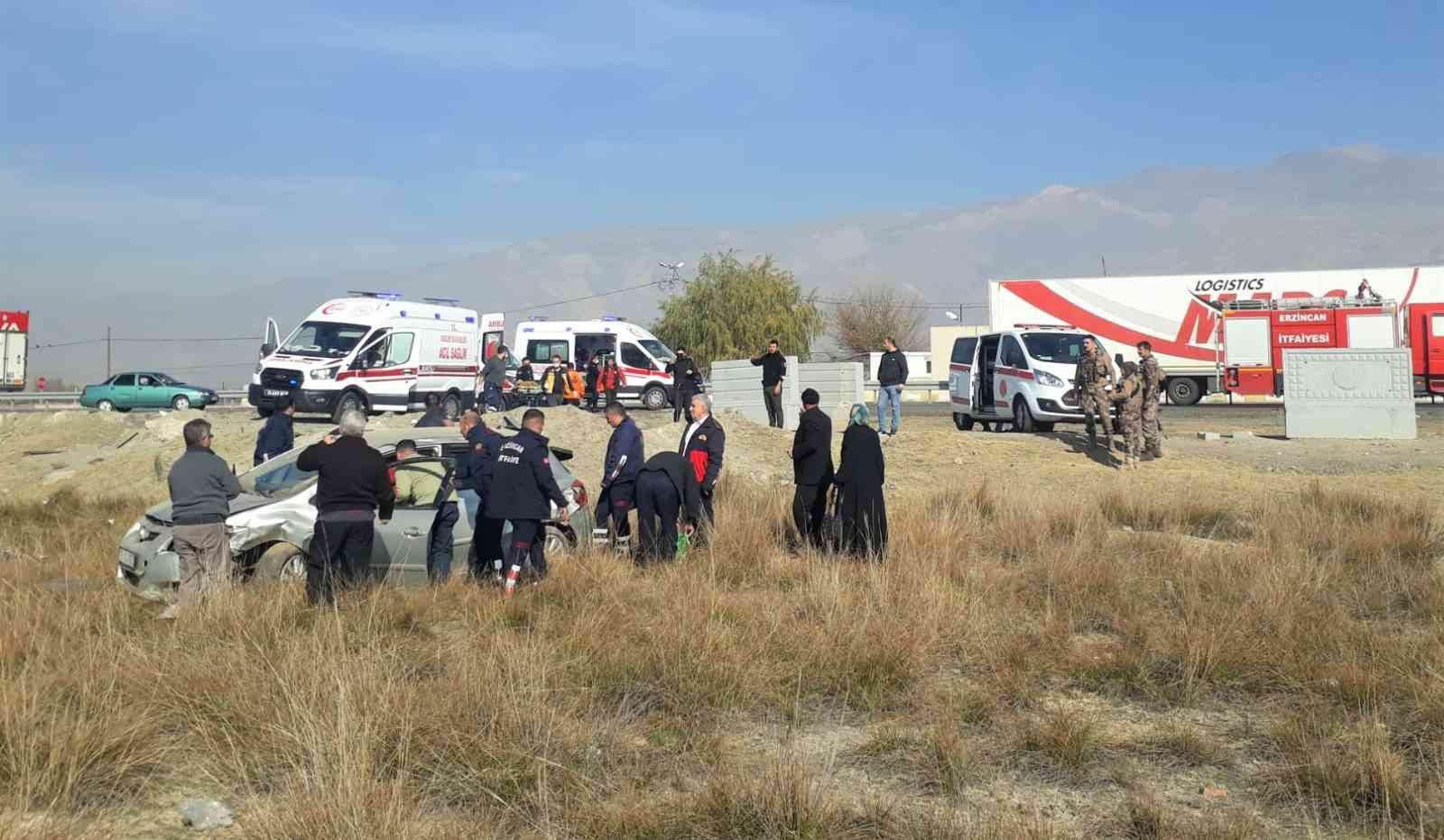 Erzincan’da otomobil şarampole uçtu: 2’si ağır 4 yaralı #erzincan