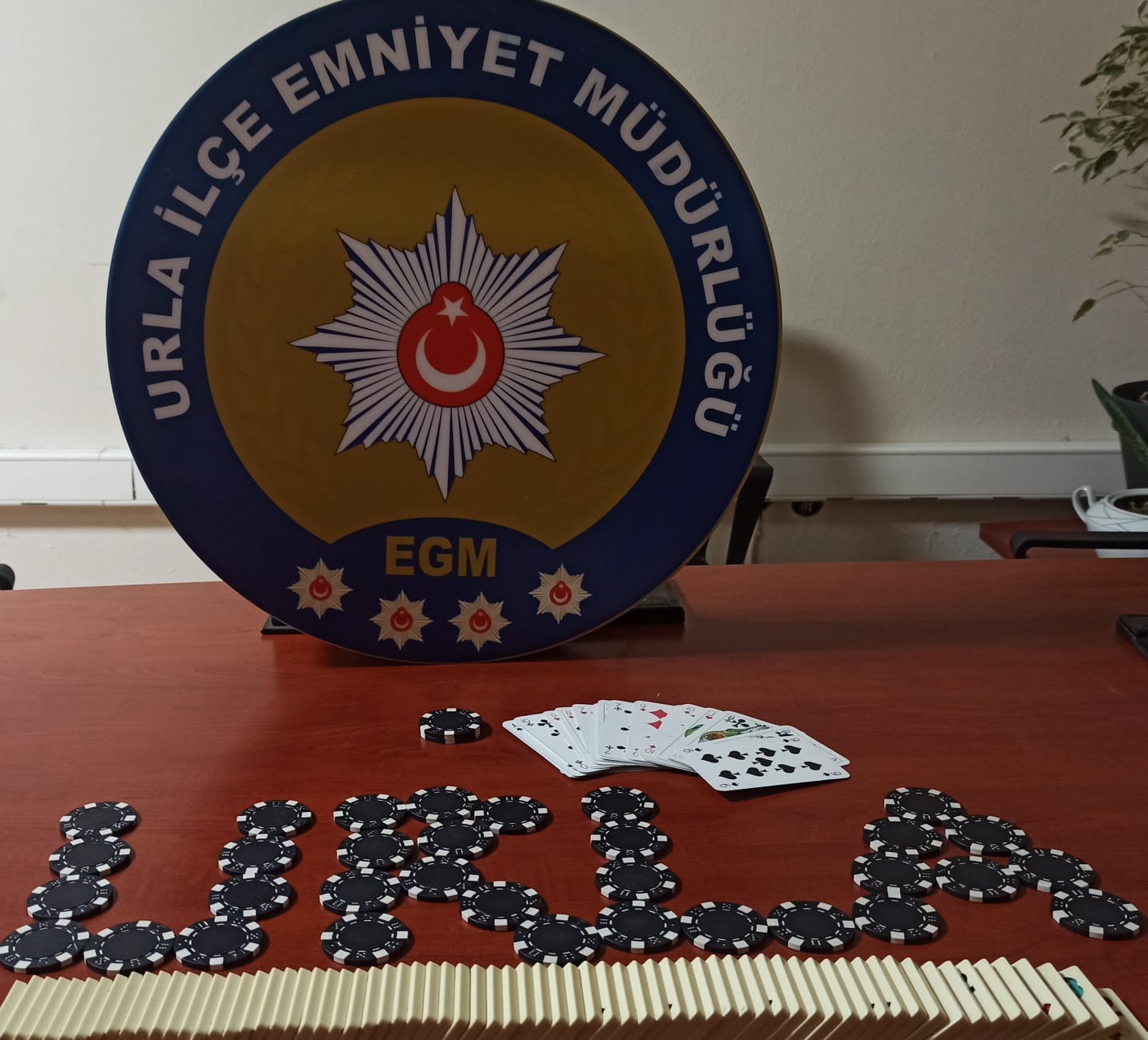 İzmir’de kahvehaneye kumar baskını: 8 kişiye binlerce lira ceza kesildi #izmir
