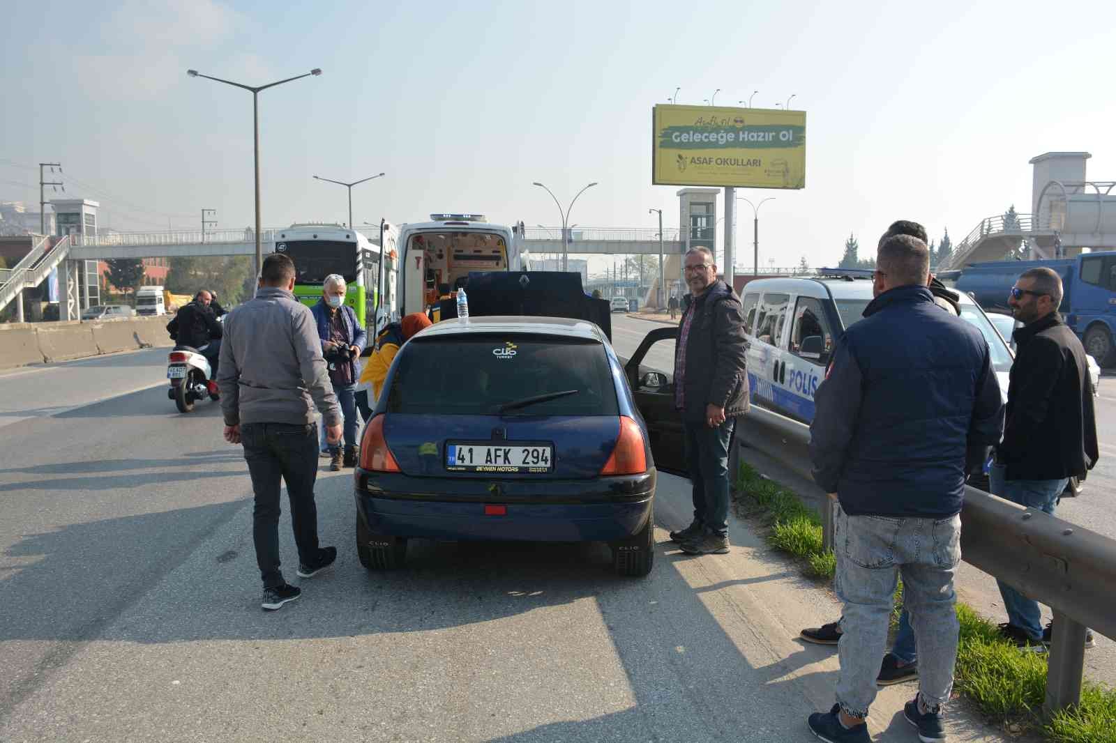 Seyir halindeki aracın açılan kaputu kazaya sebep oldu #kocaeli