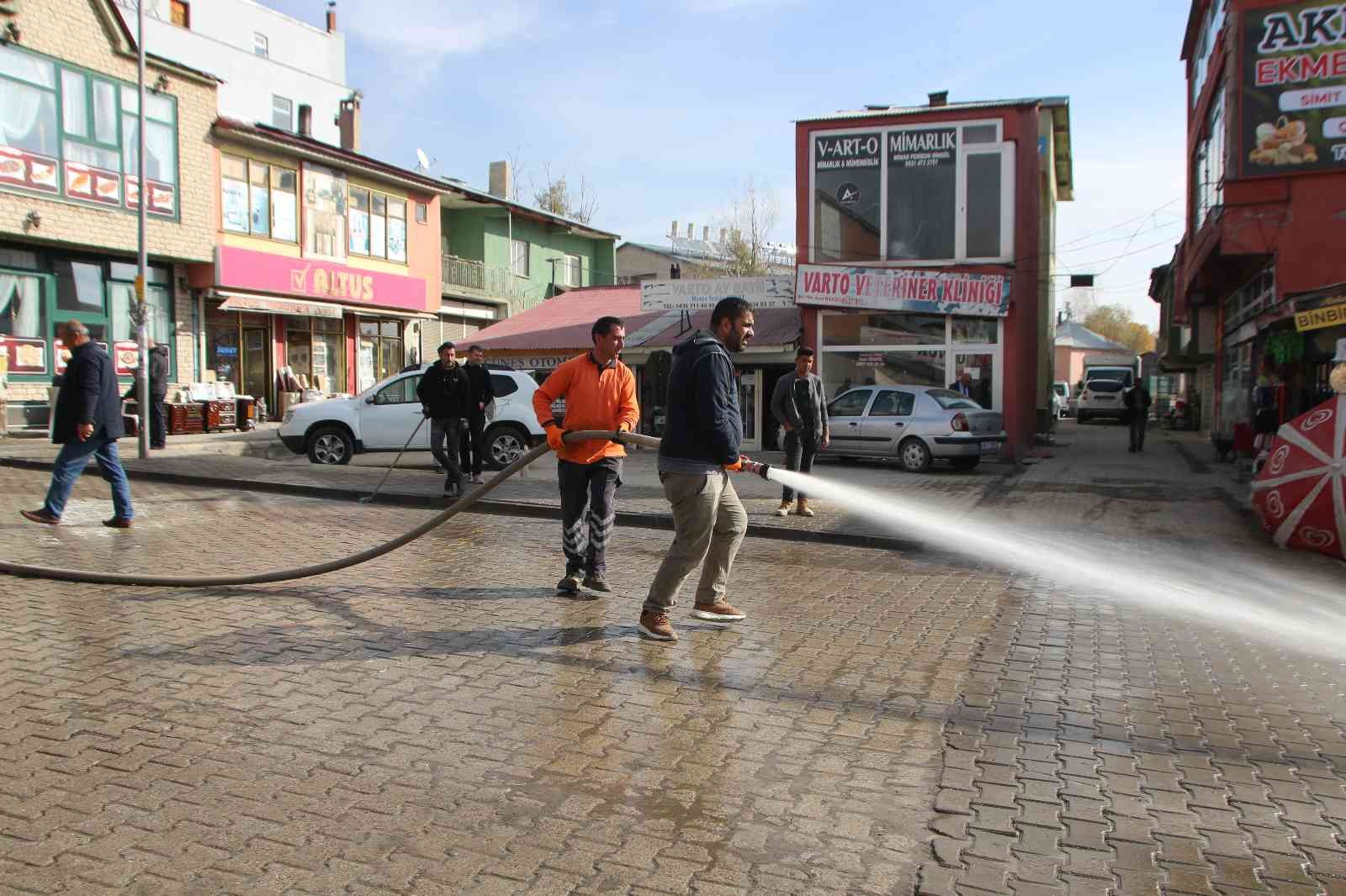 Varto Belediyesinden caddeleri yıkama çalışması #mus