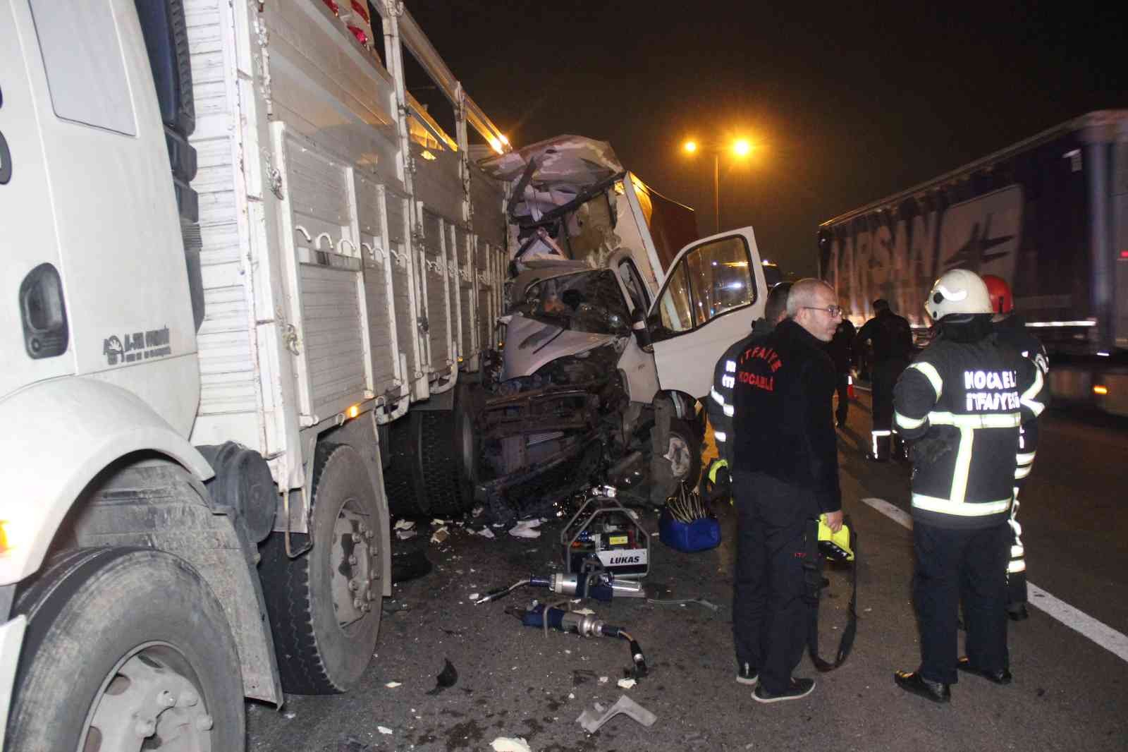 TEM’de kamyonet lastiği patlayan kamyona ok gibi saplandı: 1 ölü #kocaeli