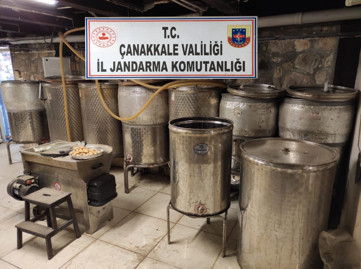 Çanakkale’de 7 bin 580 litre sahte alkollü içki ele geçirildi #canakkale