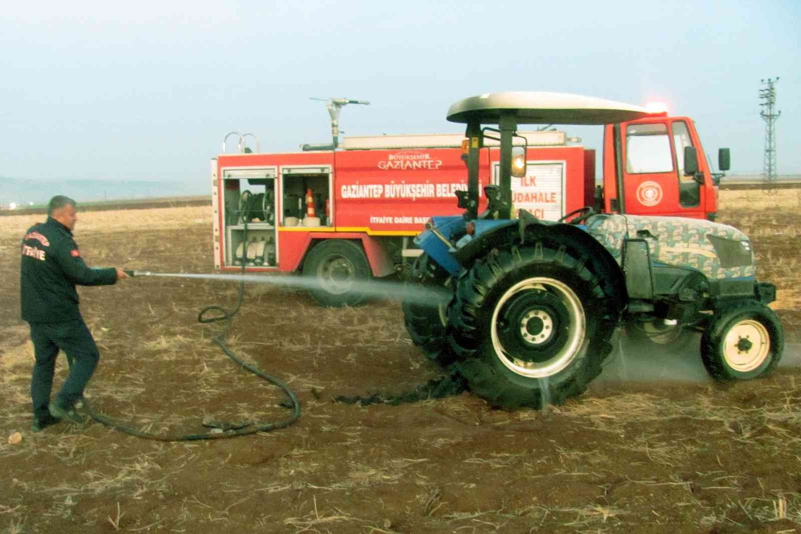 Araban’da alevlere teslim olan traktörü çiftçiler söndürdü #gaziantep
