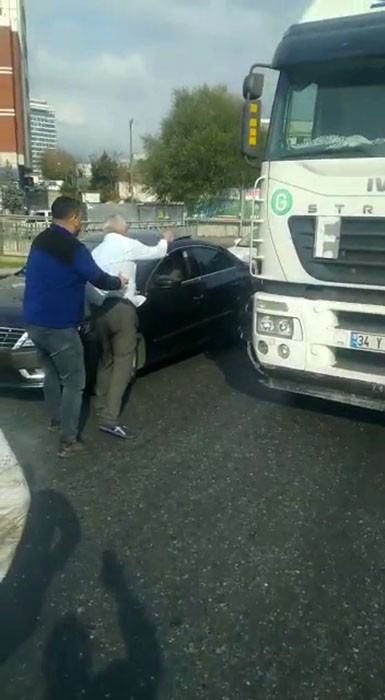 Trafikte tartıştığı araç sürücüsüne bıçak çekti #istanbul
