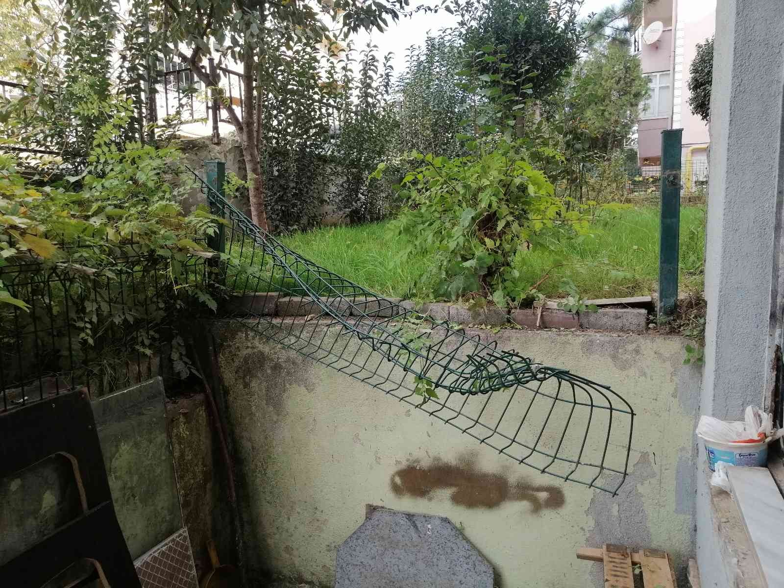 4. katın balkonundan bahçe çitinin üzerine düştü #kocaeli