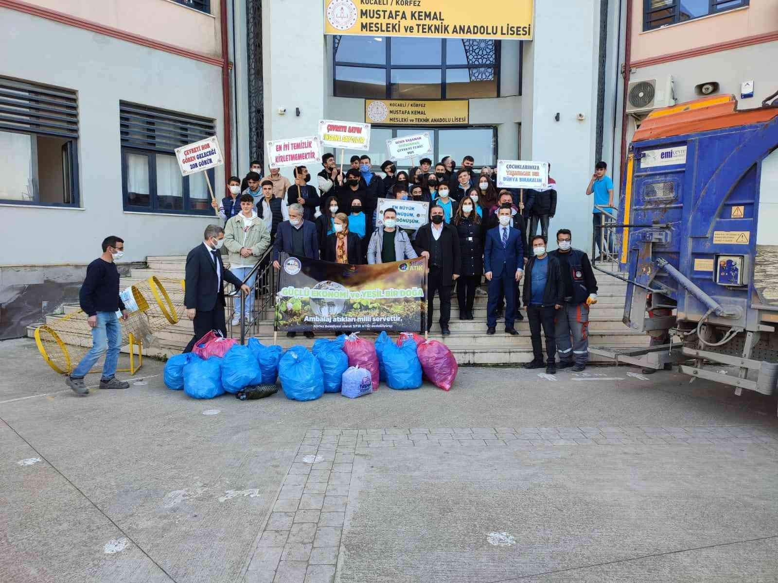 Öğrenciler 300 kiloluk plastik atığı geri dönüşüme gönderdi #kocaeli