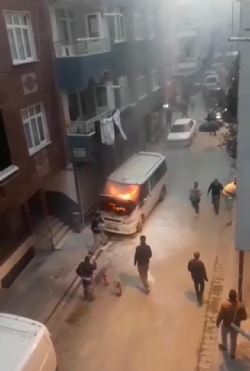 Zeytinburnu’nda yanan minibüsü damacanayla su taşıyıp söndürdüler #istanbul