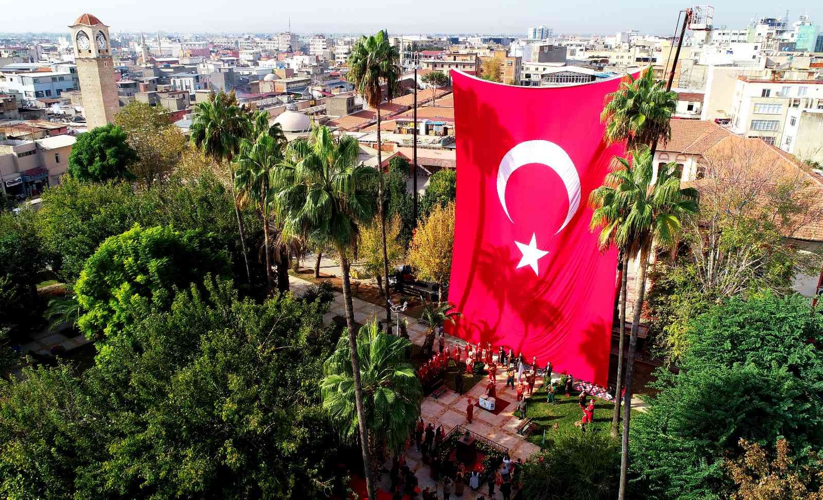 Türkiye’nin ilk en büyük Türk bayrağı Adana’da yeniden asıldı