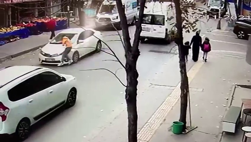 Esenyurt’ta feci kaza kamerada: Otomobilin çarptığı çocuk yola savruldu #istanbul