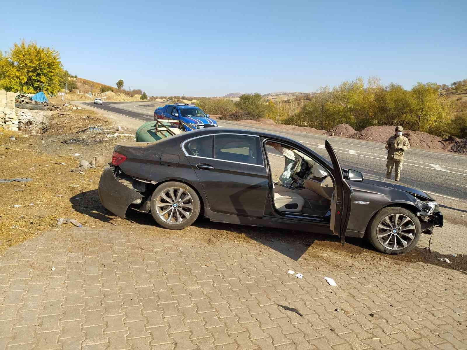 Otomobil istinat duvarına çarptı: 1 yaralı #adiyaman