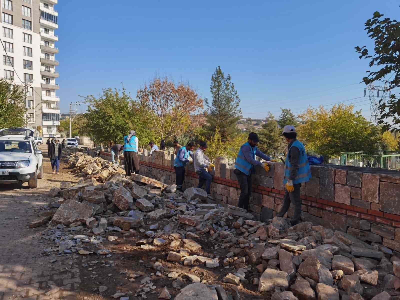 Mezarlıkların çevre duvarları yenileniyor #diyarbakir