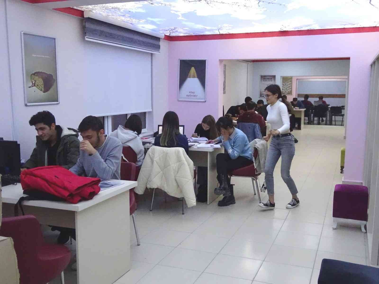 Hisarcık İlçe Halk Kütüphanesi öğrencilere 14 saat hizmet veriyor #kutahya