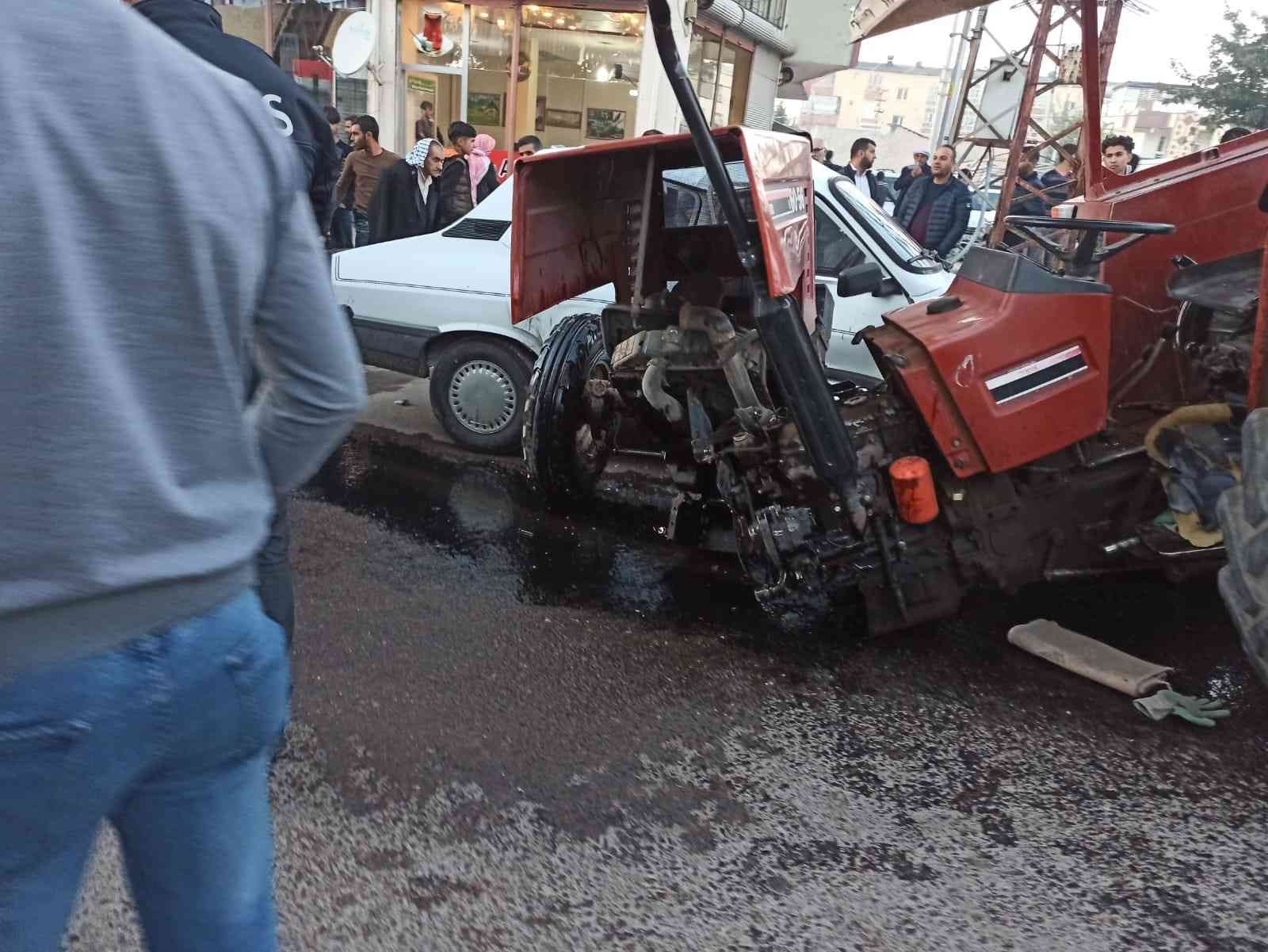 Otomobil ile çarpışan traktör ikiye bölündü: 4 yaralı #sanliurfa