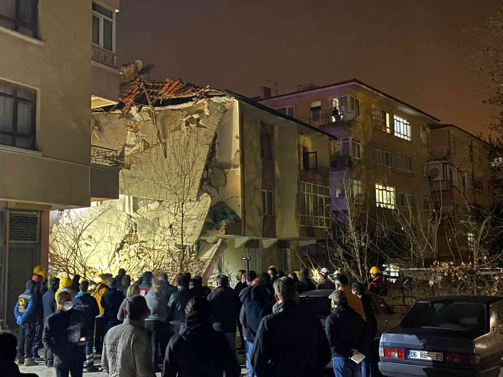 Ankara’da bir apartmanda meydana gelen patlamada, 3’ü ağır 4 kişi yaralanırken 2 kişi hayatını kaybetti #ankara