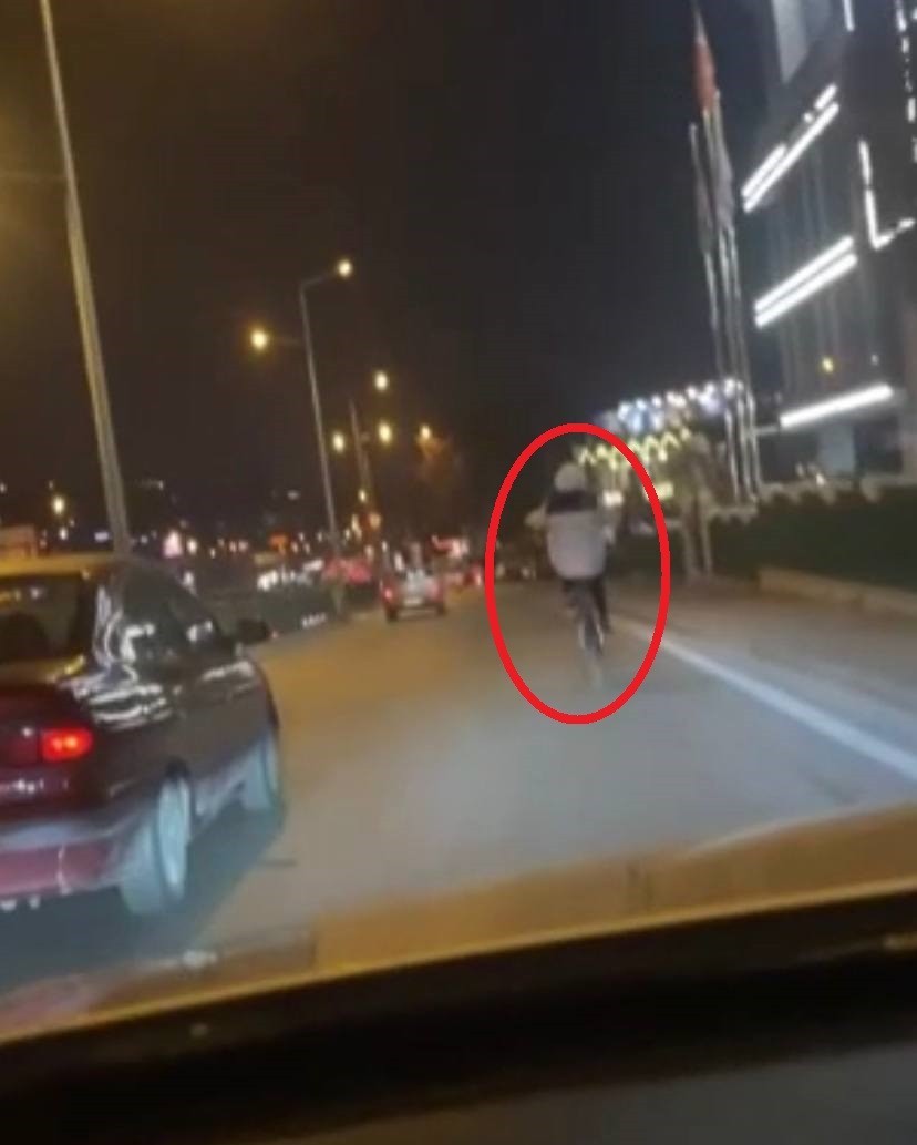 Bursa’da bisikletli gencin trafikteki tehlikeli yolculuğu kameralara yansıdı