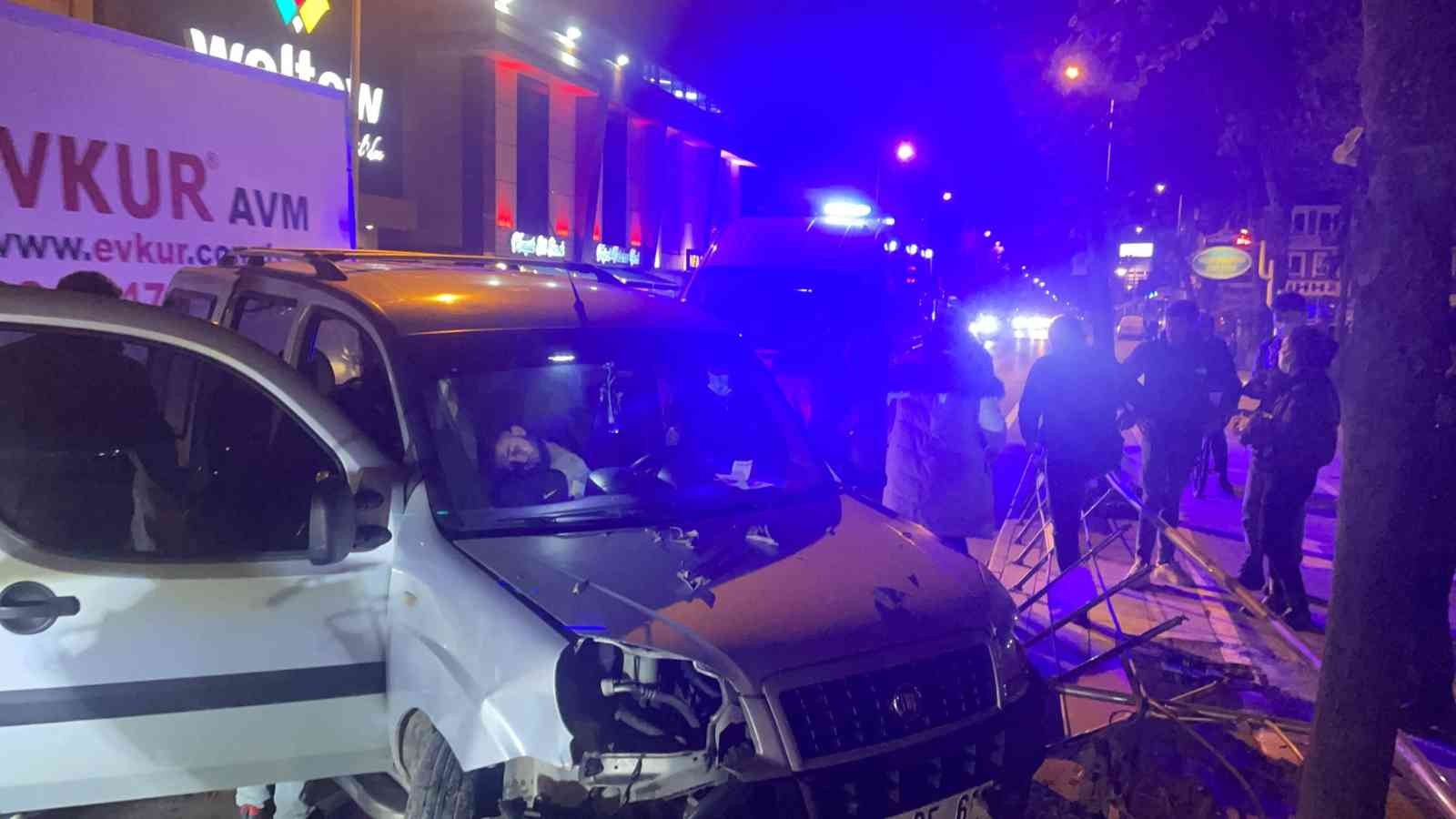 Direksiyon başında bayıldı, Kontrolden çıkan araç korkuluklara çarptı #duzce